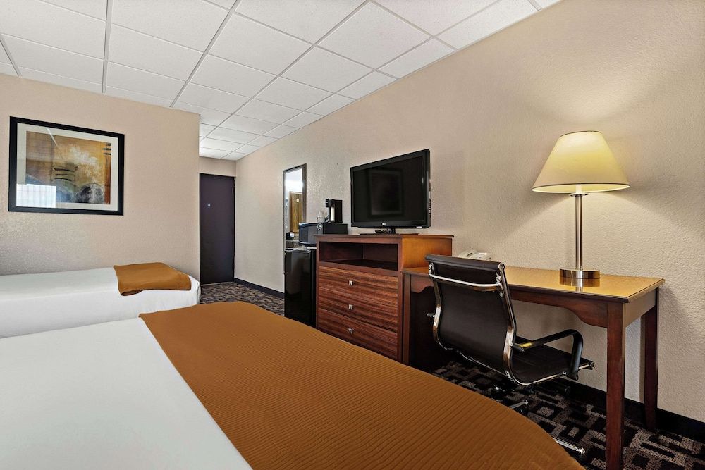 Rodeway Inn McPherson East Standard Room, 2 Queen Beds, Non Smoking 4