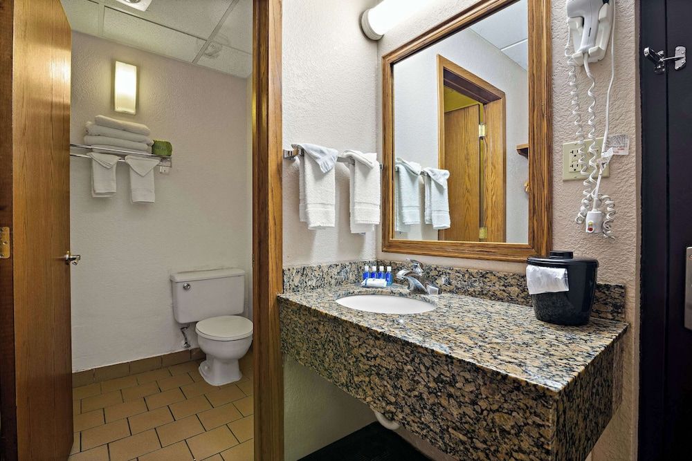 Rodeway Inn McPherson East Standard Room, 2 Queen Beds, Non Smoking 3