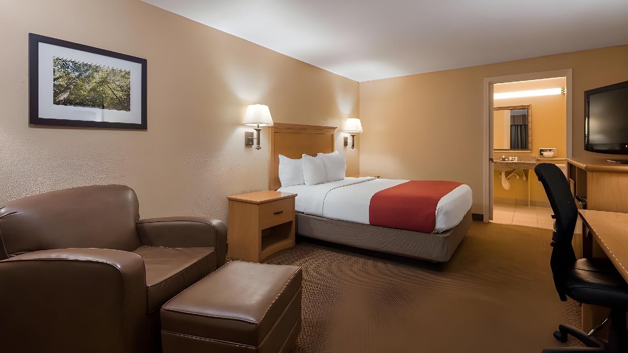 1 King Bed, Nonsmoking, First Floor