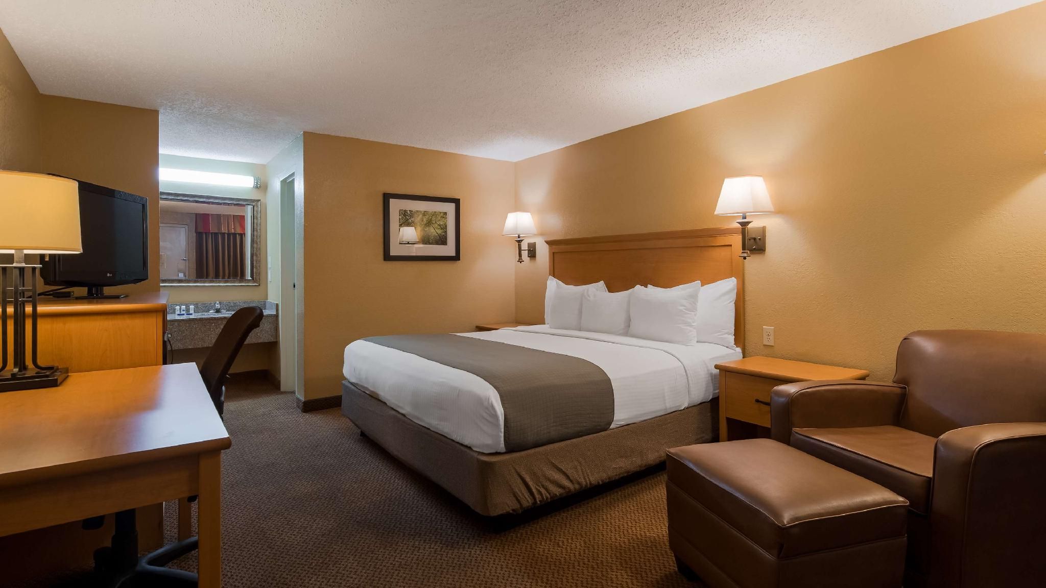 1 King Bed, Nonsmoking, First Floor