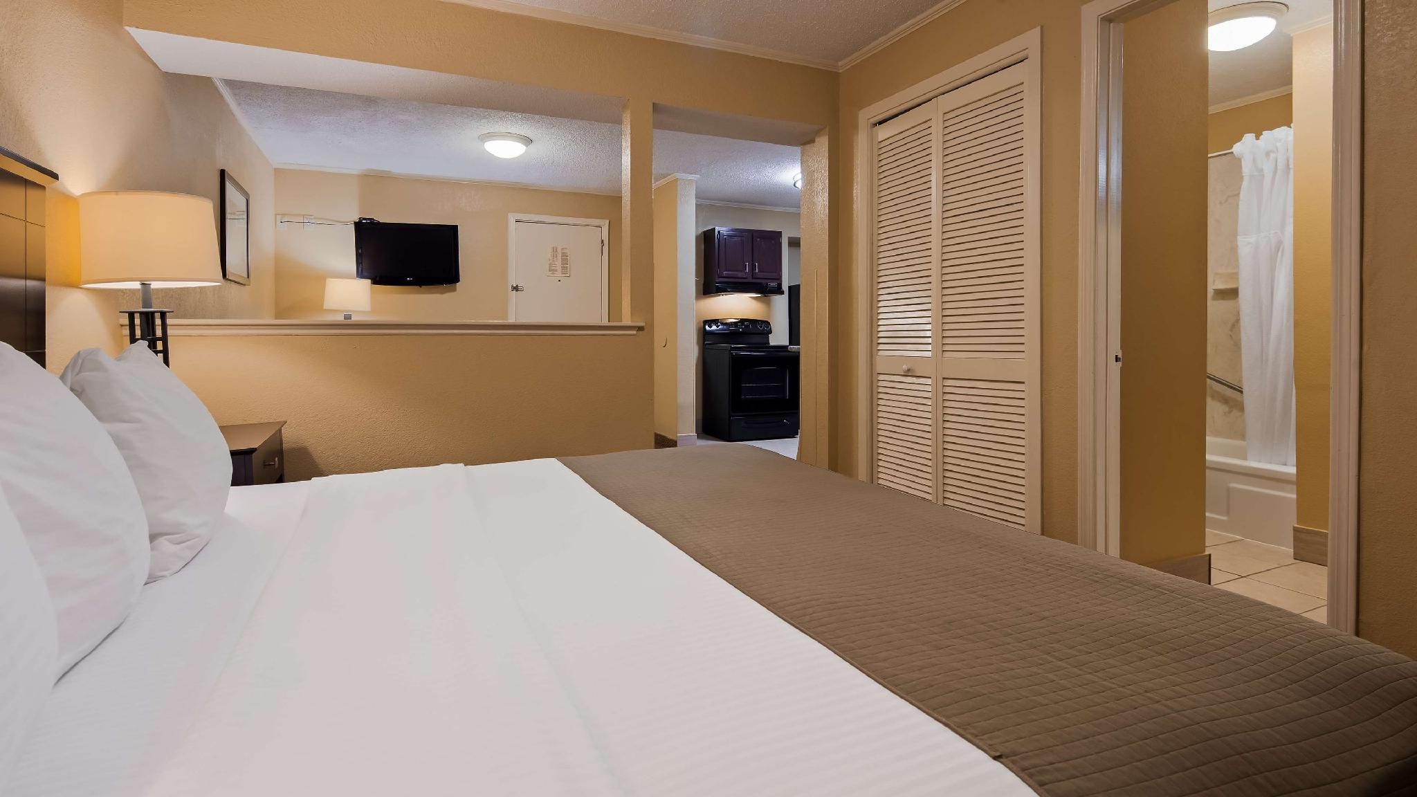 1 Queen Bed, Non-Smoking, Second Floor, Kitchenette, Living Room, Wi-Fi, Full Breakfast