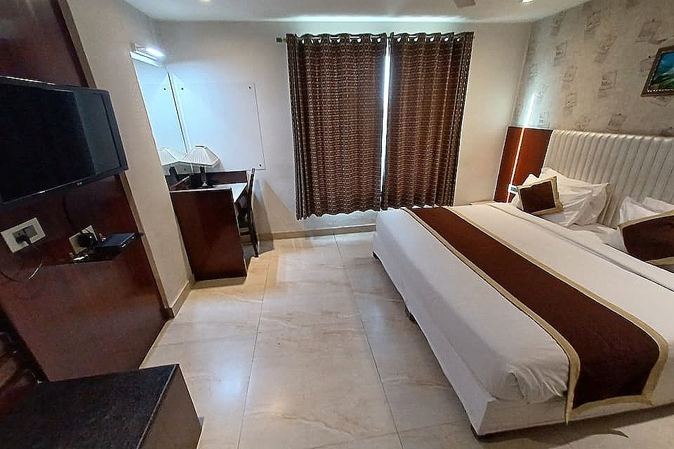 Hotel Broadway Inn Standard Double Room 9