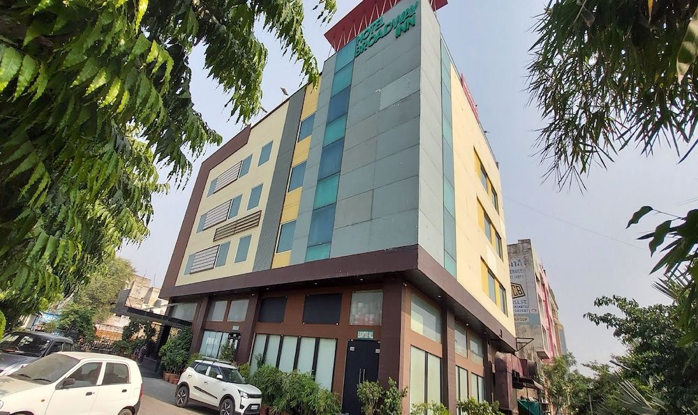 undefined Hotel Broadway Inn 4