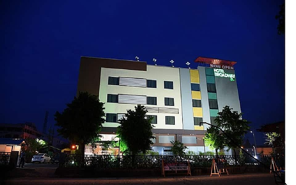 undefined Hotel Broadway Inn 9