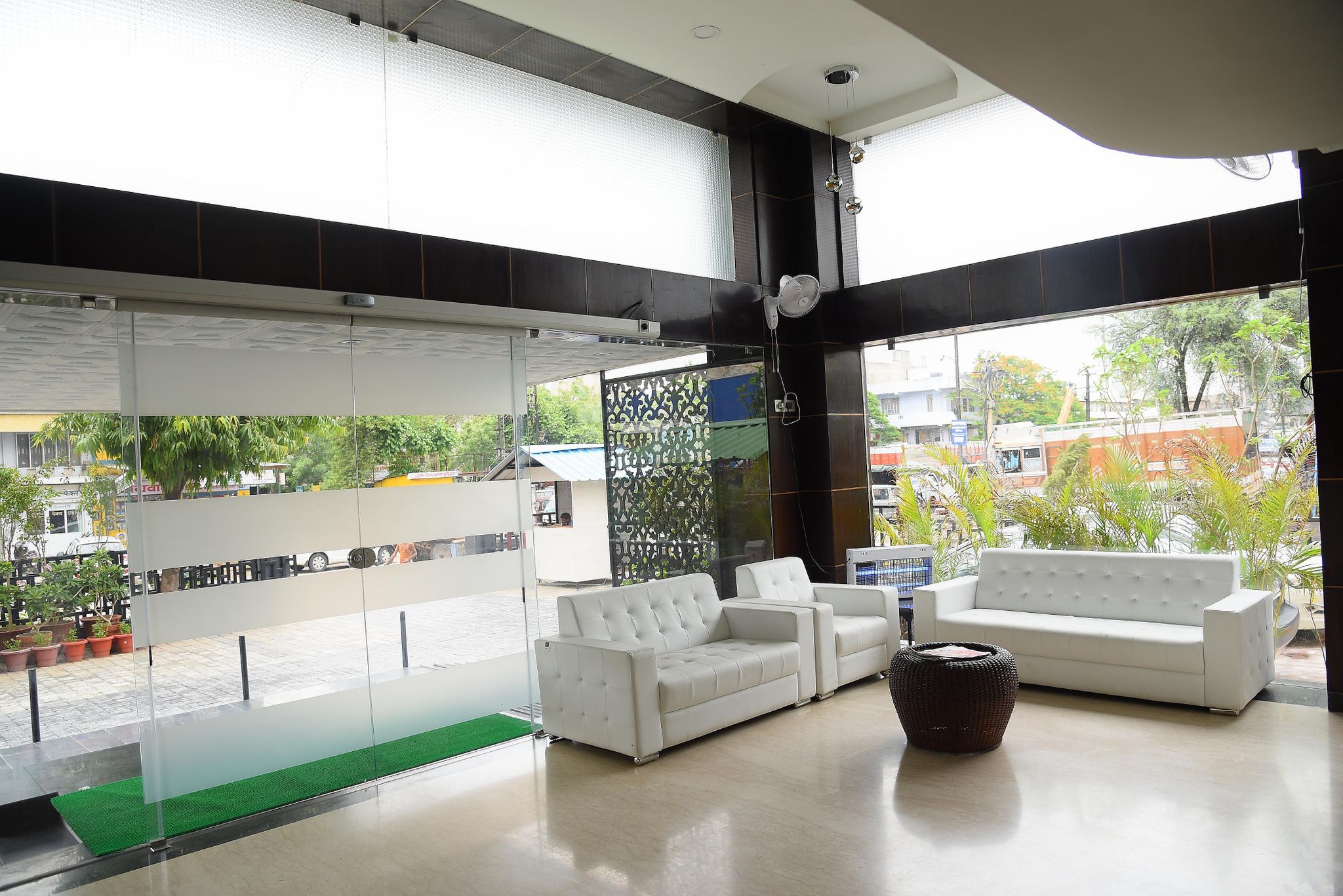 undefined Hotel Broadway Inn 2