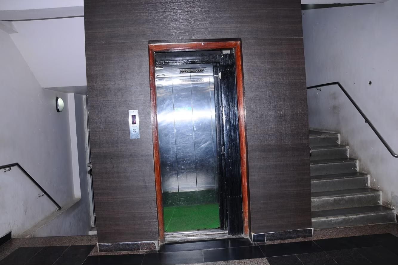 SRS Regency LUXURY ROOM 3