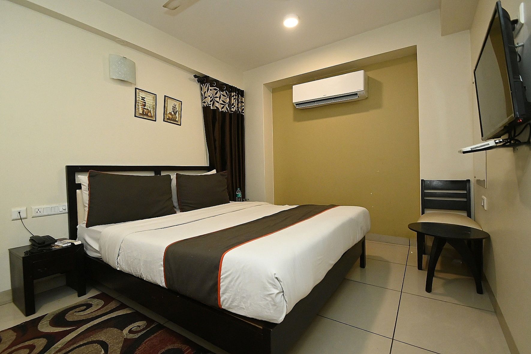 Hotel Singh Palace Sanatized Deluxe AC Room 4