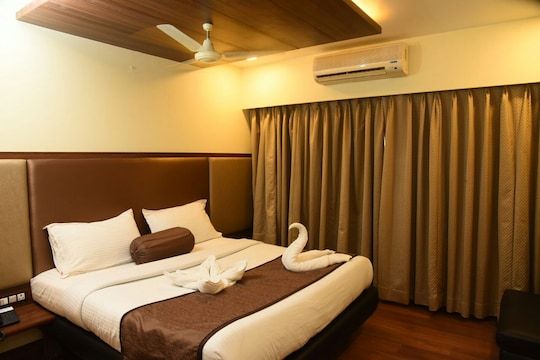 Hotel Emerald  Deluxe Room 3