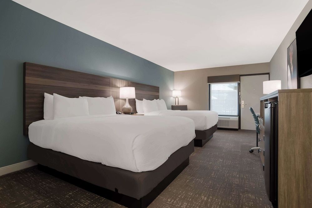 Best Western Flagship Inn Standard Room, 2 Queen Beds, Non Smoking, Refrigerator & Microwave 3