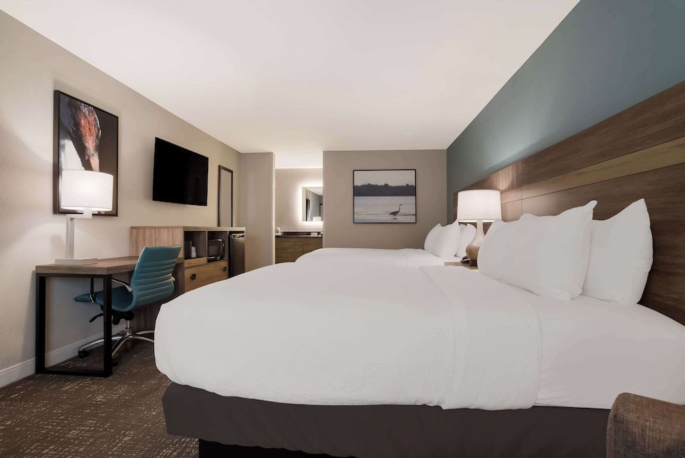 Best Western Flagship Inn Standard Room, 2 Queen Beds, Non Smoking, Refrigerator & Microwave 2