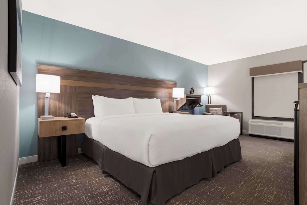 Best Western Flagship Inn Standard Room, 1 King Bed, Accessible, Refrigerator & Microwave 3