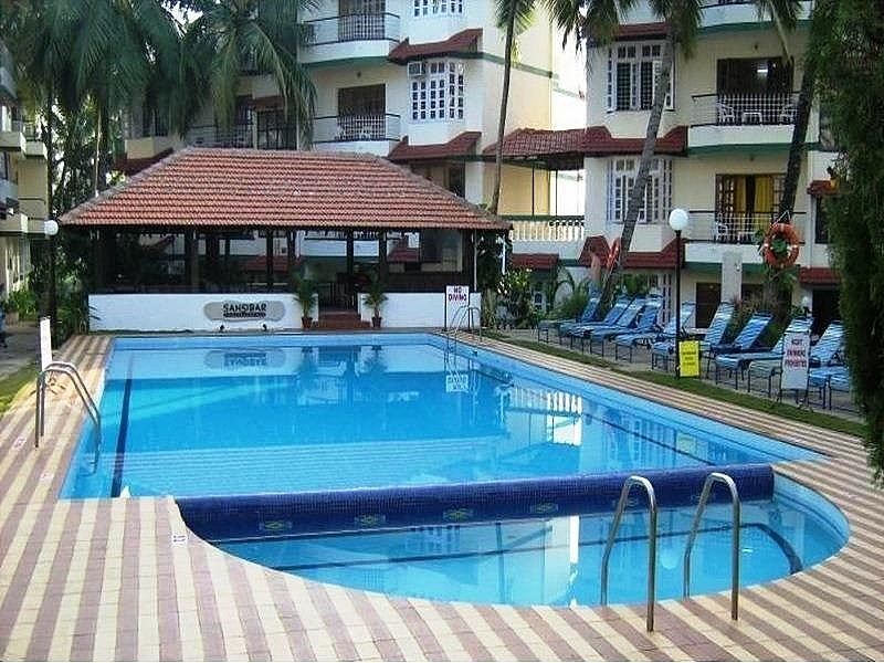 swimming pool [outdoor]