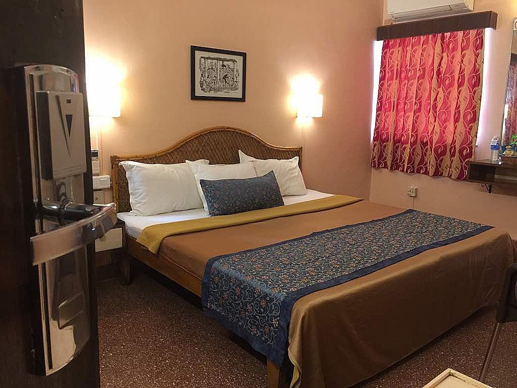 Hotel Gopika International Deluxe Room 5