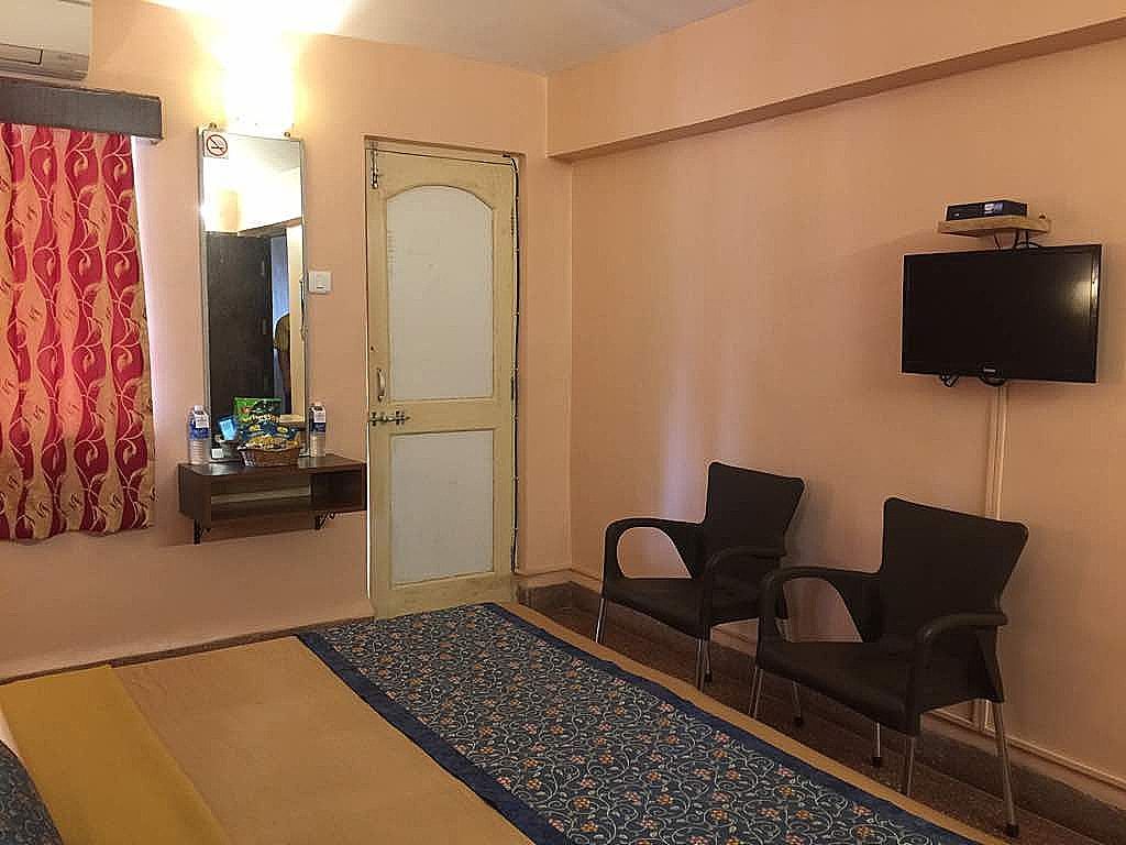 Hotel Gopika International Deluxe Room 6