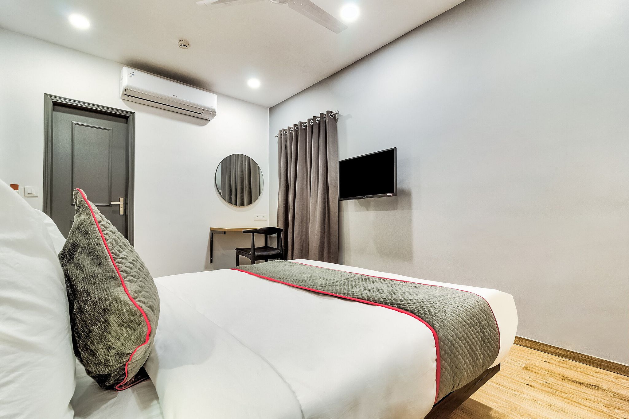 Hotel O Akash Ganga Park Circus Classic Room 5