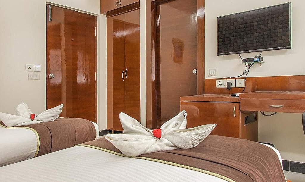 Omatra Hotel Infantry Economy Twin Room 9