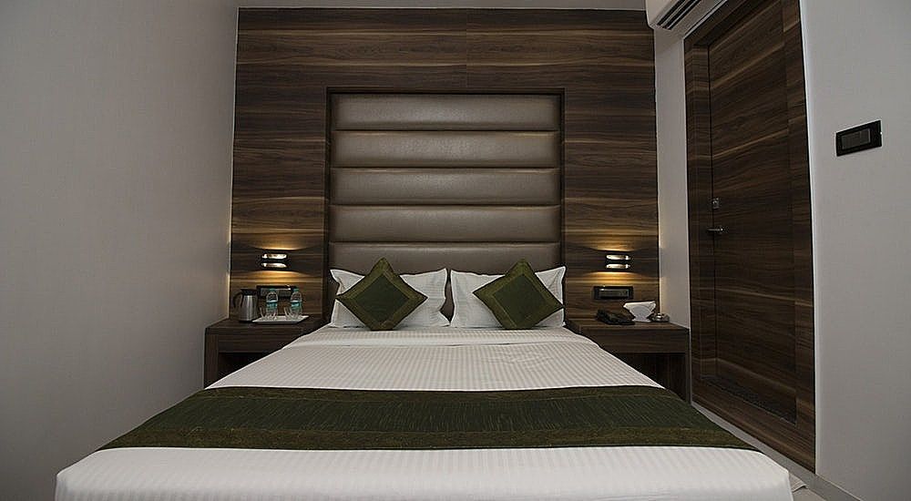 Hotel Meriton Deluxe Room 3