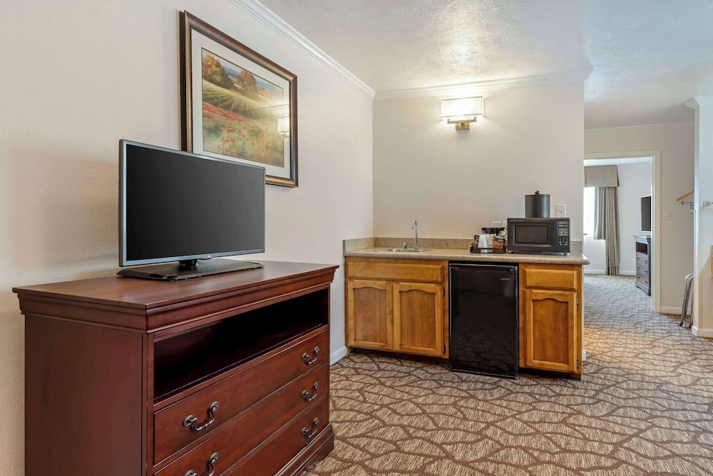 Best Western Salinas Monterey Hotel Standard Room, 1 King Bed, Refrigerator & Microwave (Larger Room) 5