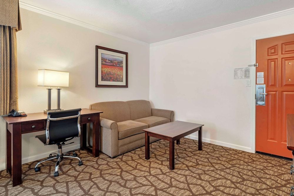 Best Western Salinas Monterey Hotel Standard Room, 1 King Bed, Refrigerator & Microwave (Larger Room) 4