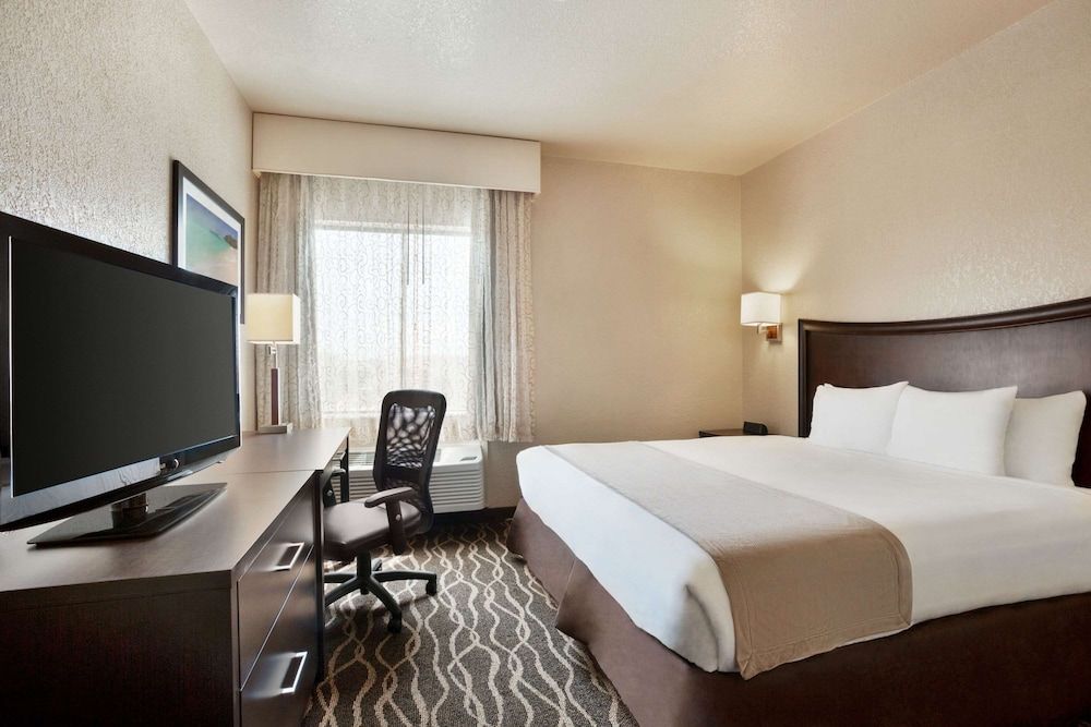 Suite, 1 King Bed, Accessible, Non Smoking (Mobitily/Hearing, Roll-In Shower)