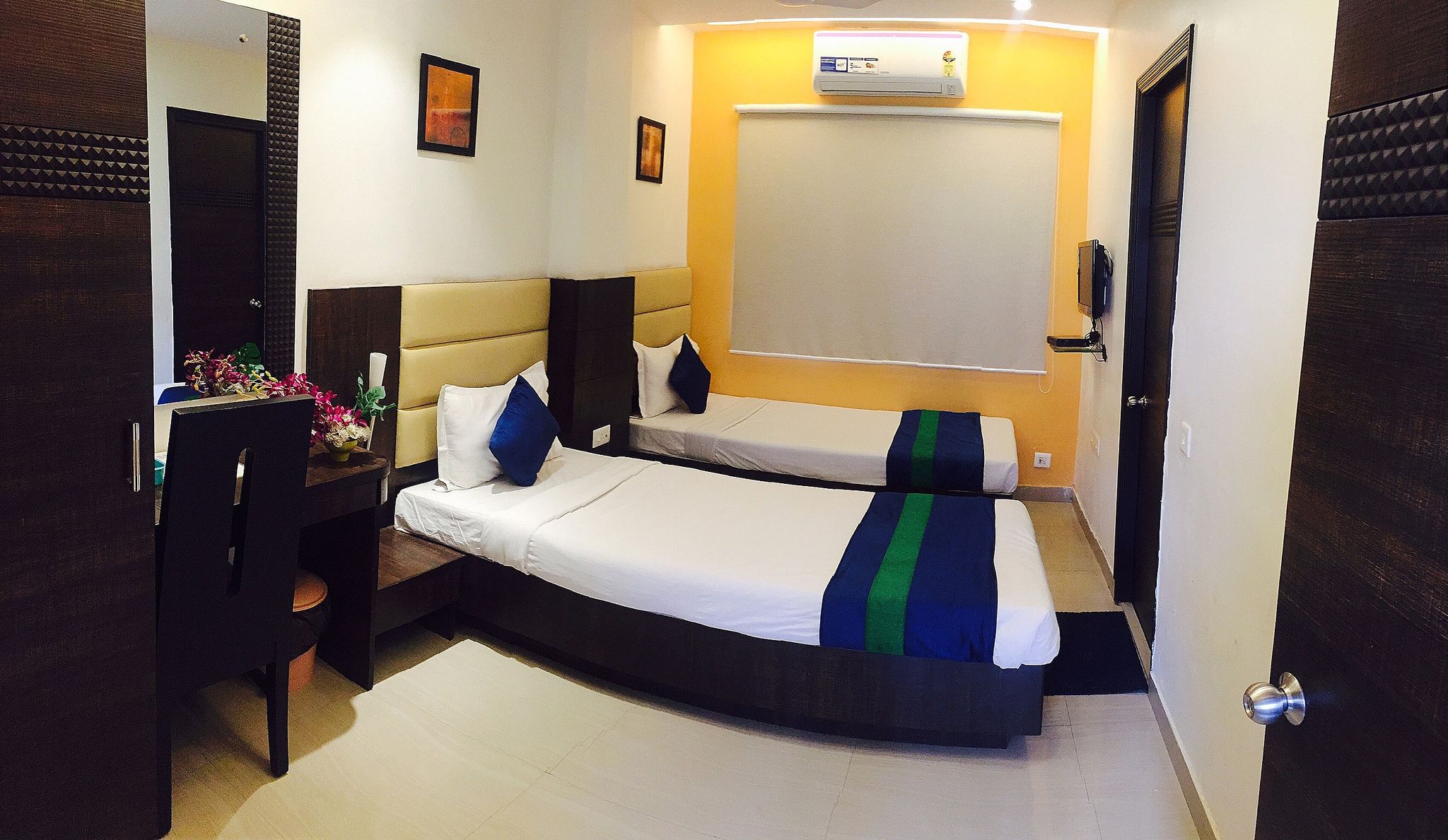 Hotel Crest Inn Deluxe room with Free Wifi 5