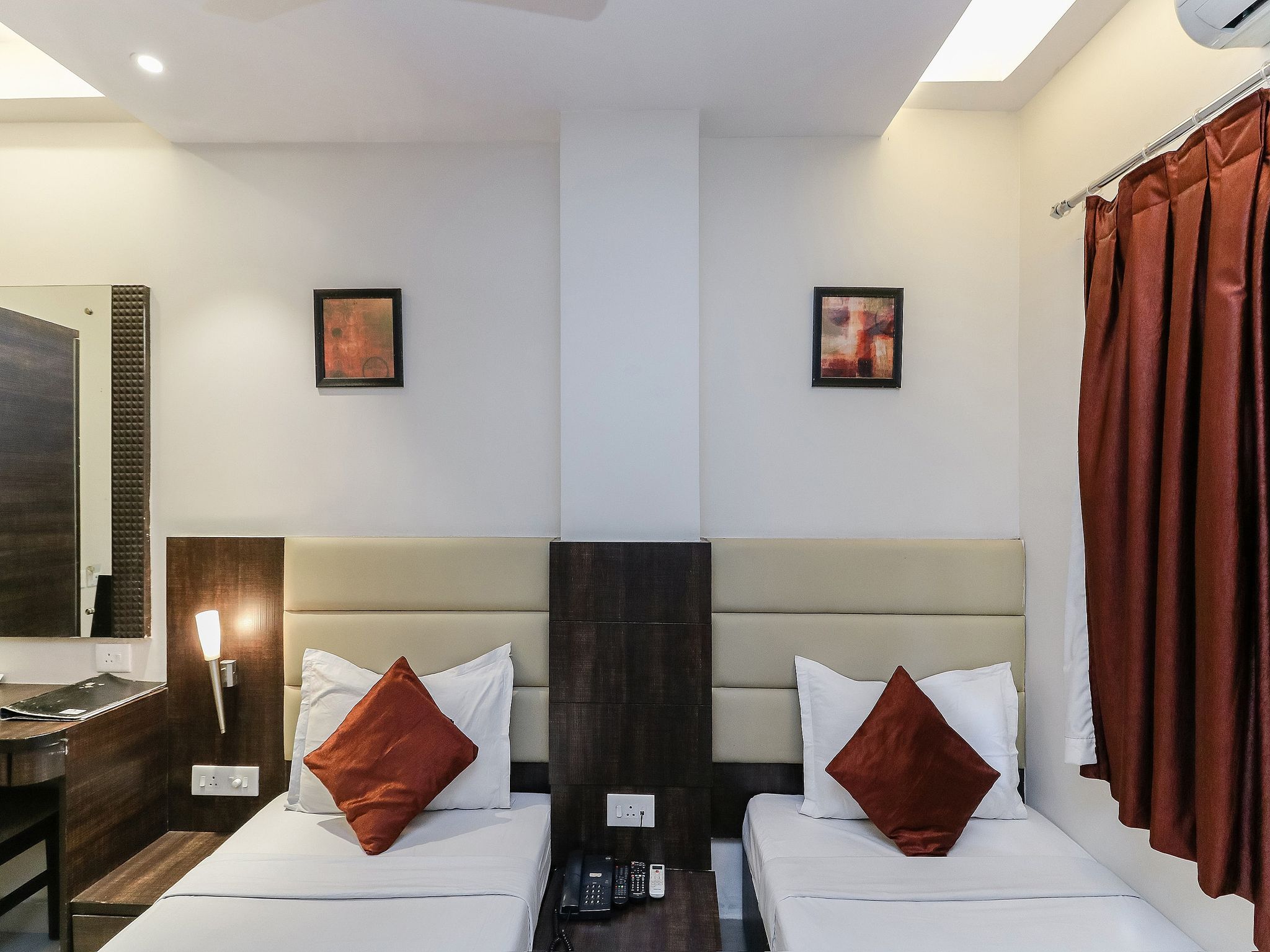 Hotel Crest Inn Deluxe room with Free Wifi 13