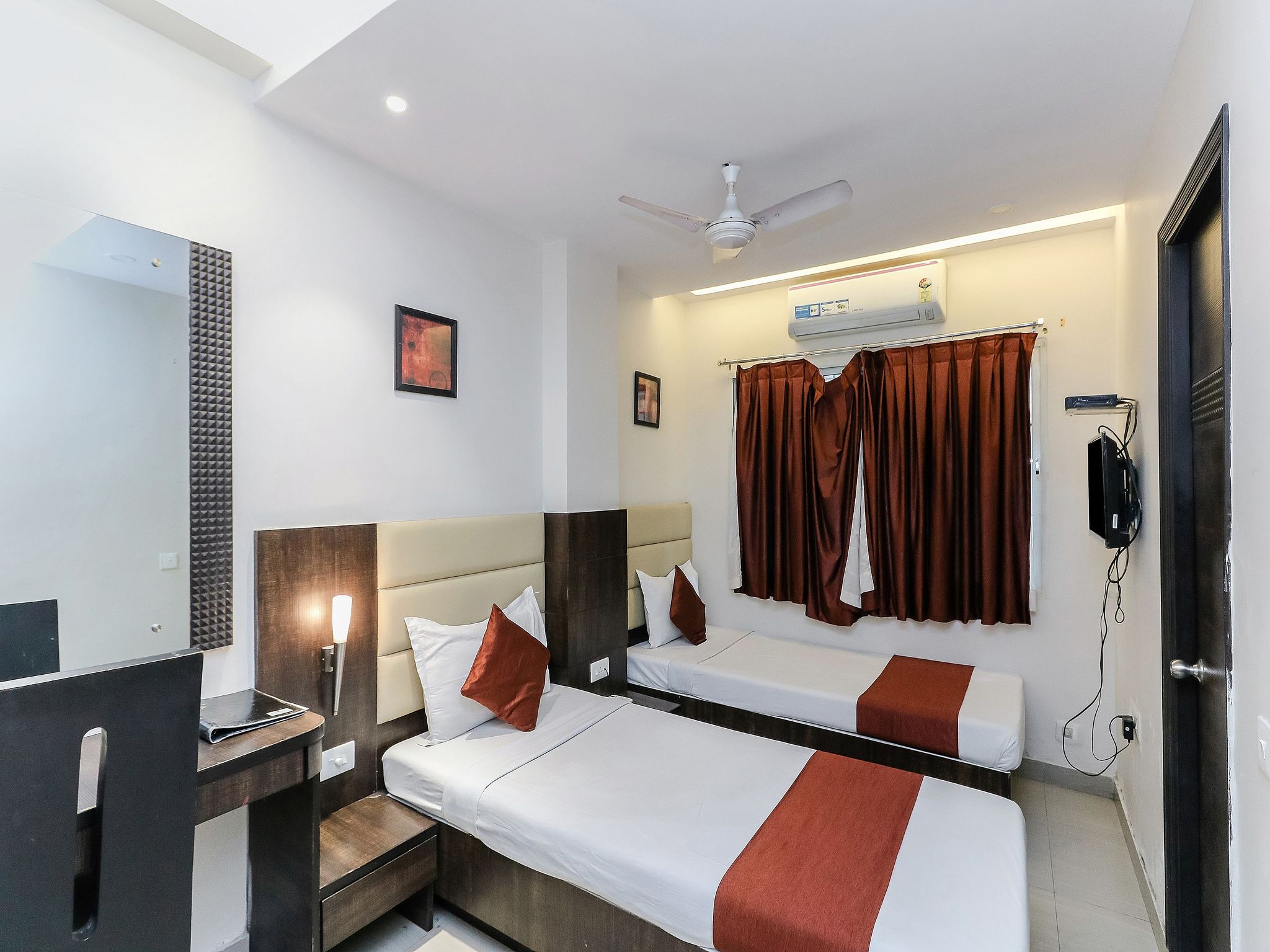 Hotel Crest Inn Deluxe room with Free Wifi 9