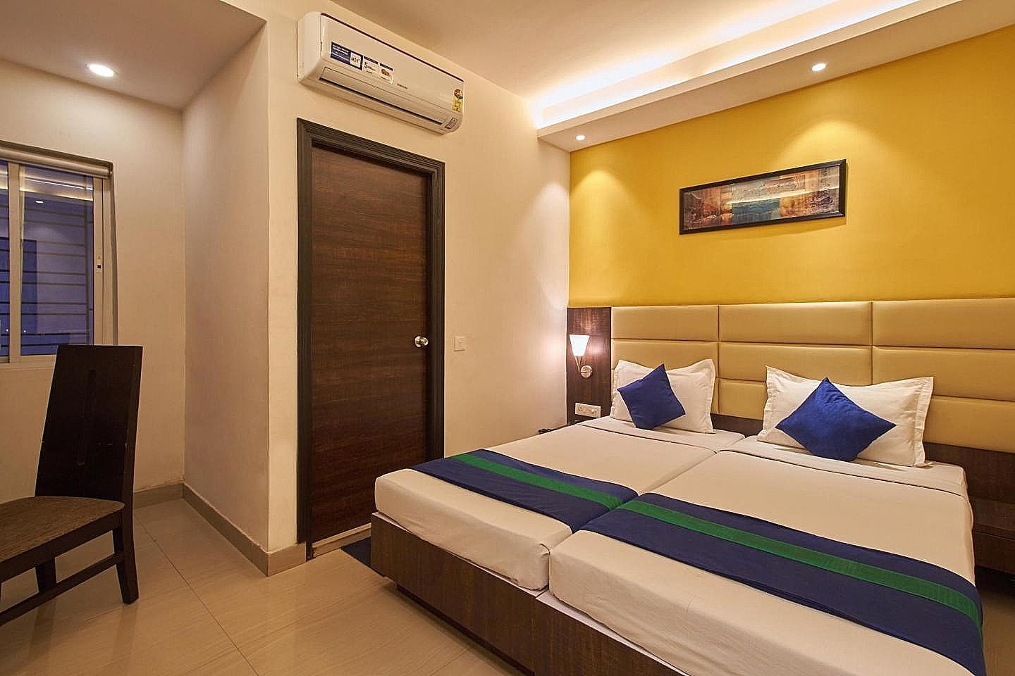 Hotel Crest Inn Deluxe room with Free Wifi 11