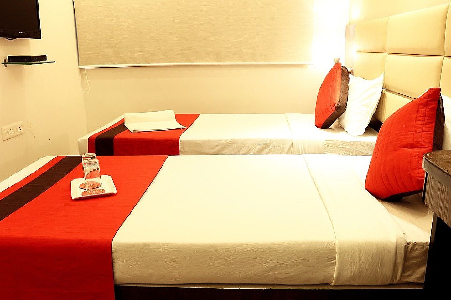 Hotel Crest Inn Deluxe room with Free Wifi 10