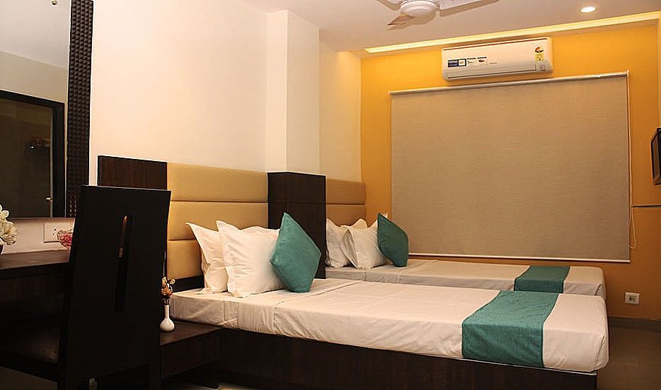 Hotel Crest Inn Deluxe room with Free Wifi 7