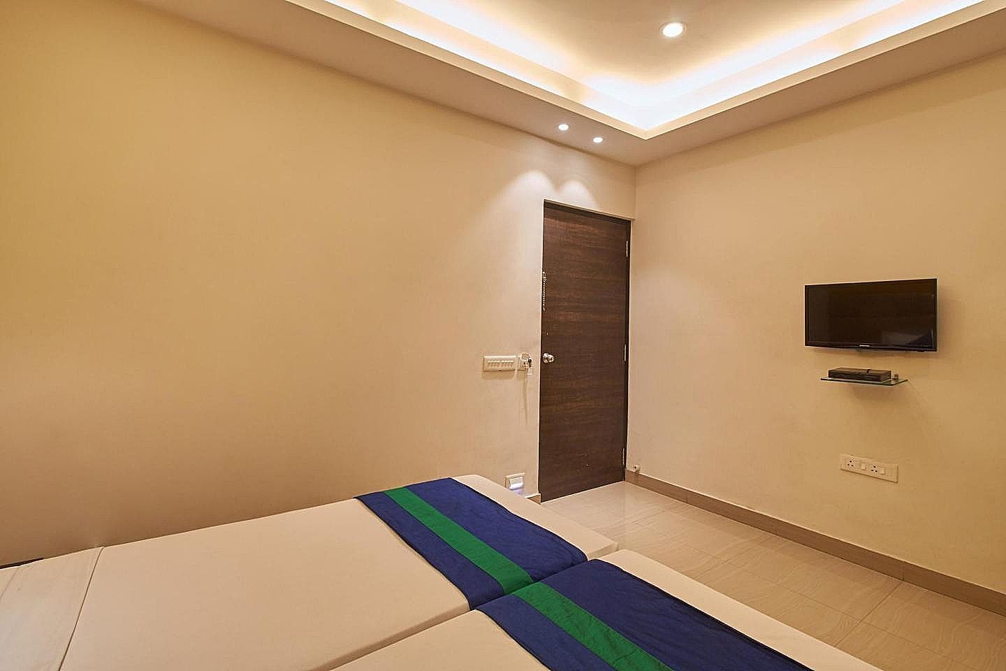 Hotel Crest Inn Deluxe room with Free Wifi 16