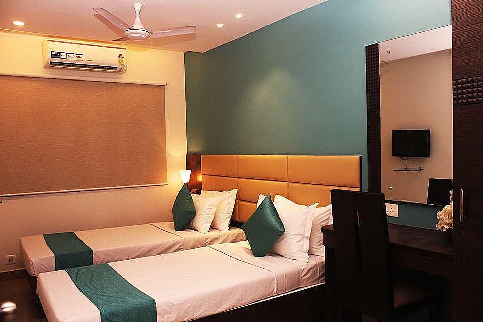 Hotel Crest Inn Deluxe room with Free Wifi 8