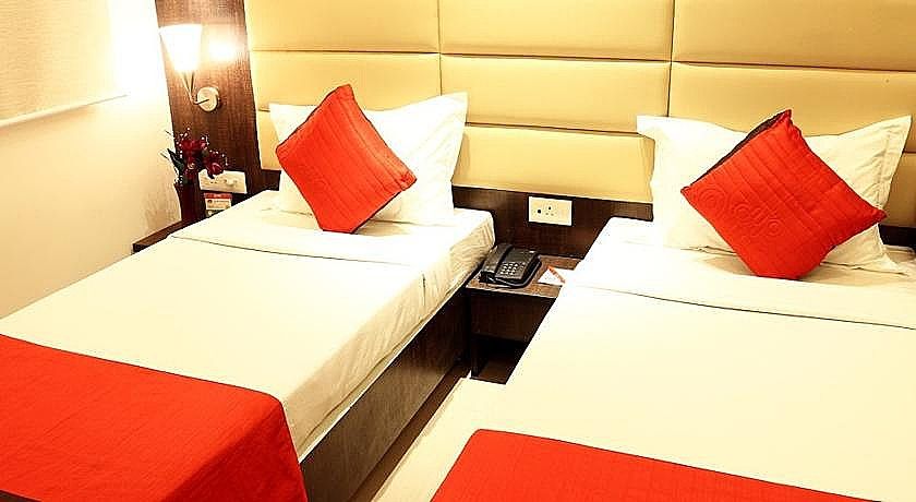 Hotel Crest Inn Deluxe room with Free Wifi 2