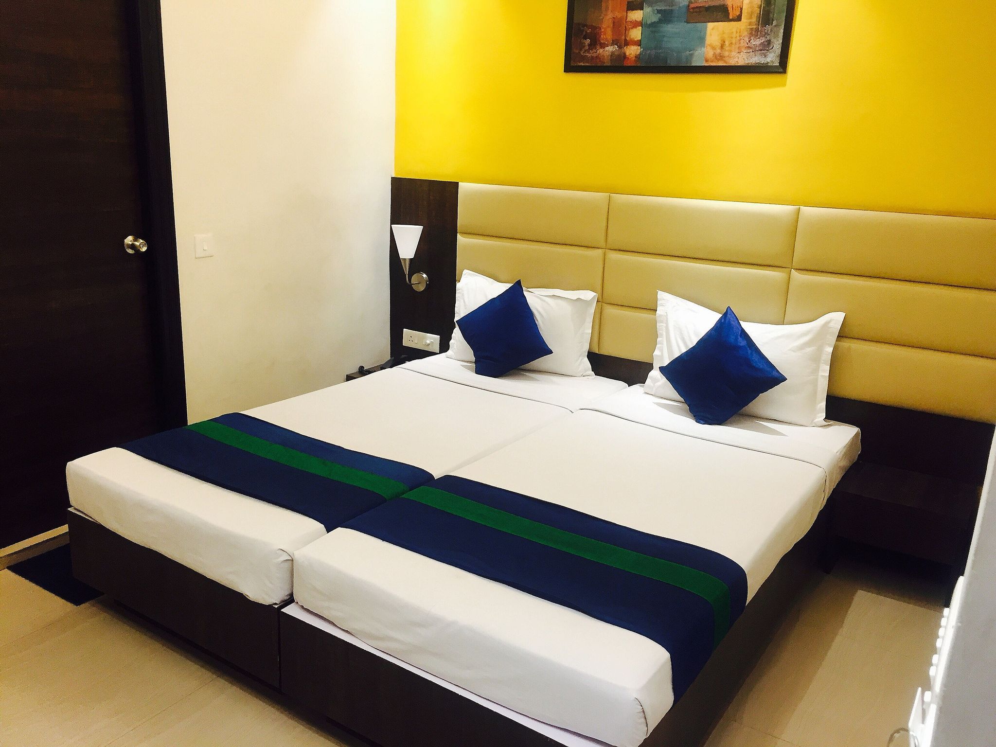 Hotel Crest Inn Deluxe room with Free Wifi 4