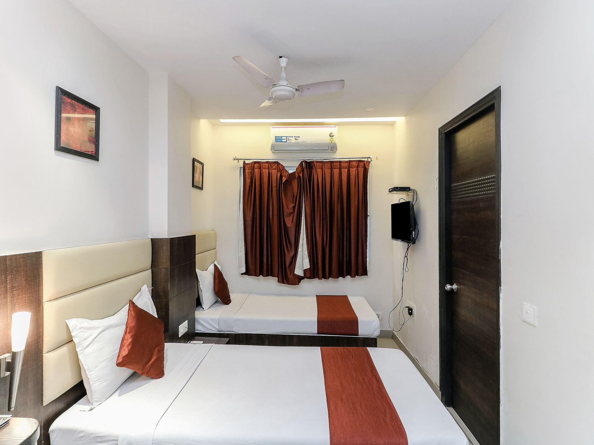 Hotel Crest Inn Deluxe room with Free Wifi