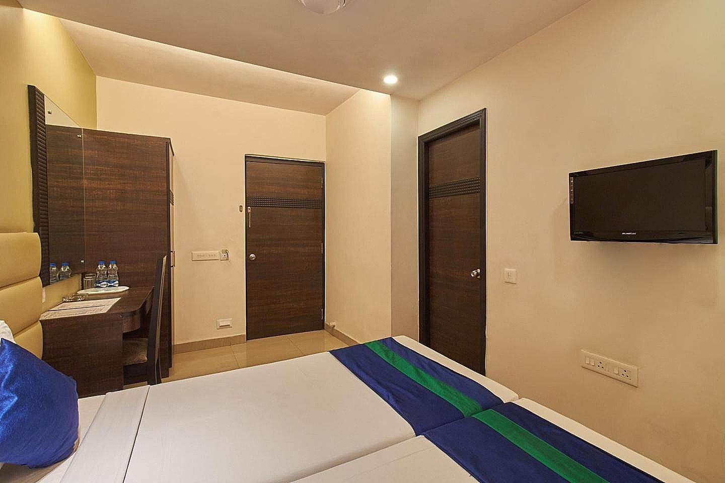 Hotel Crest Inn Deluxe room with Free Wifi 15