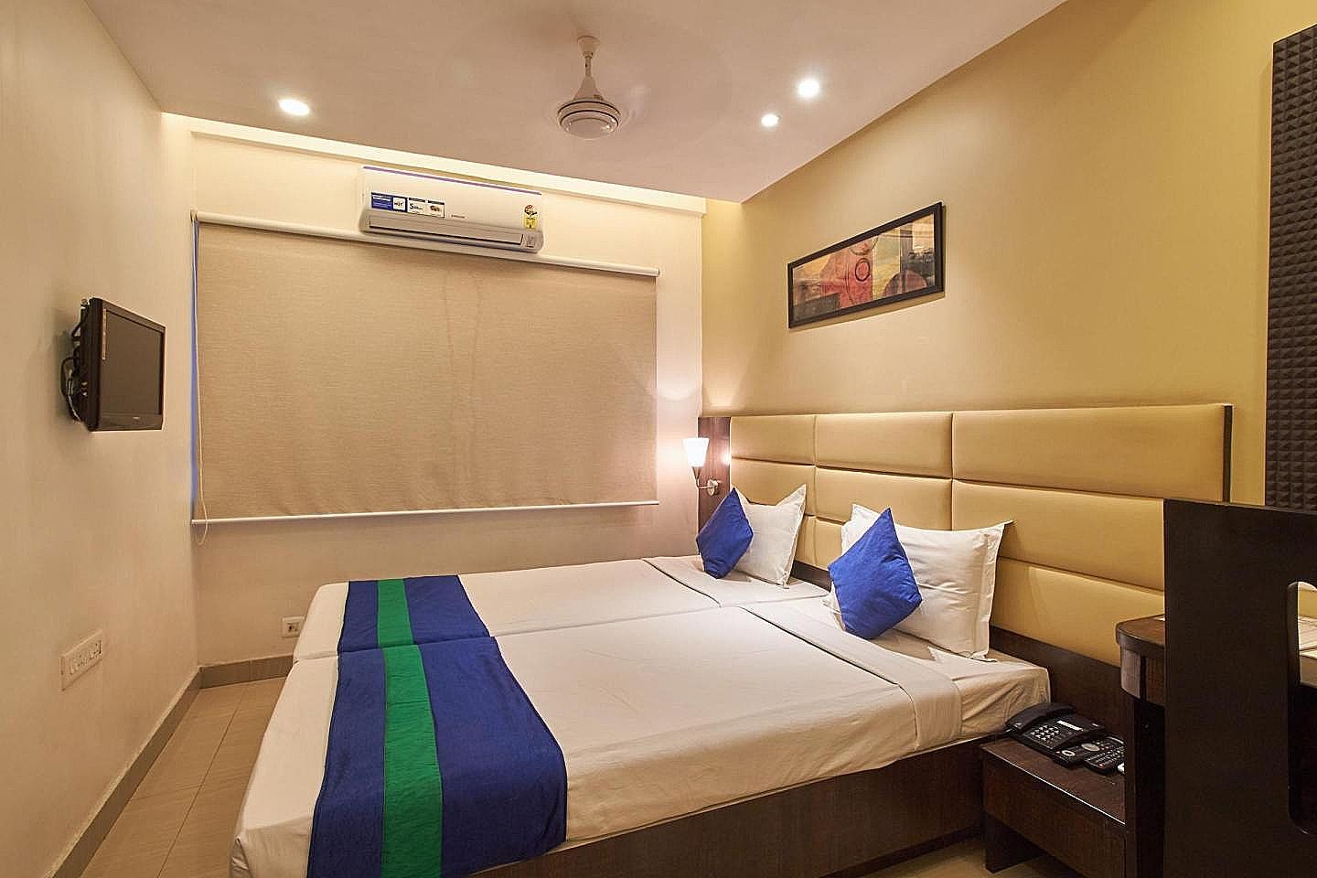 Hotel Crest Inn Deluxe room with Free Wifi 3