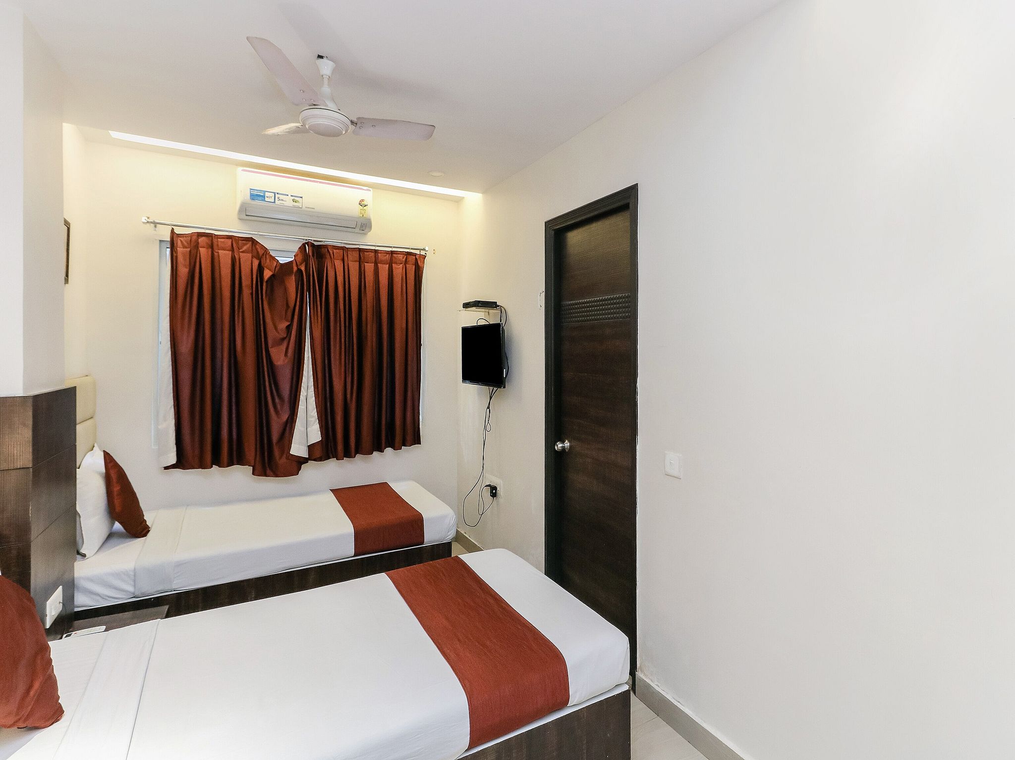 Hotel Crest Inn Deluxe room with Free Wifi 6