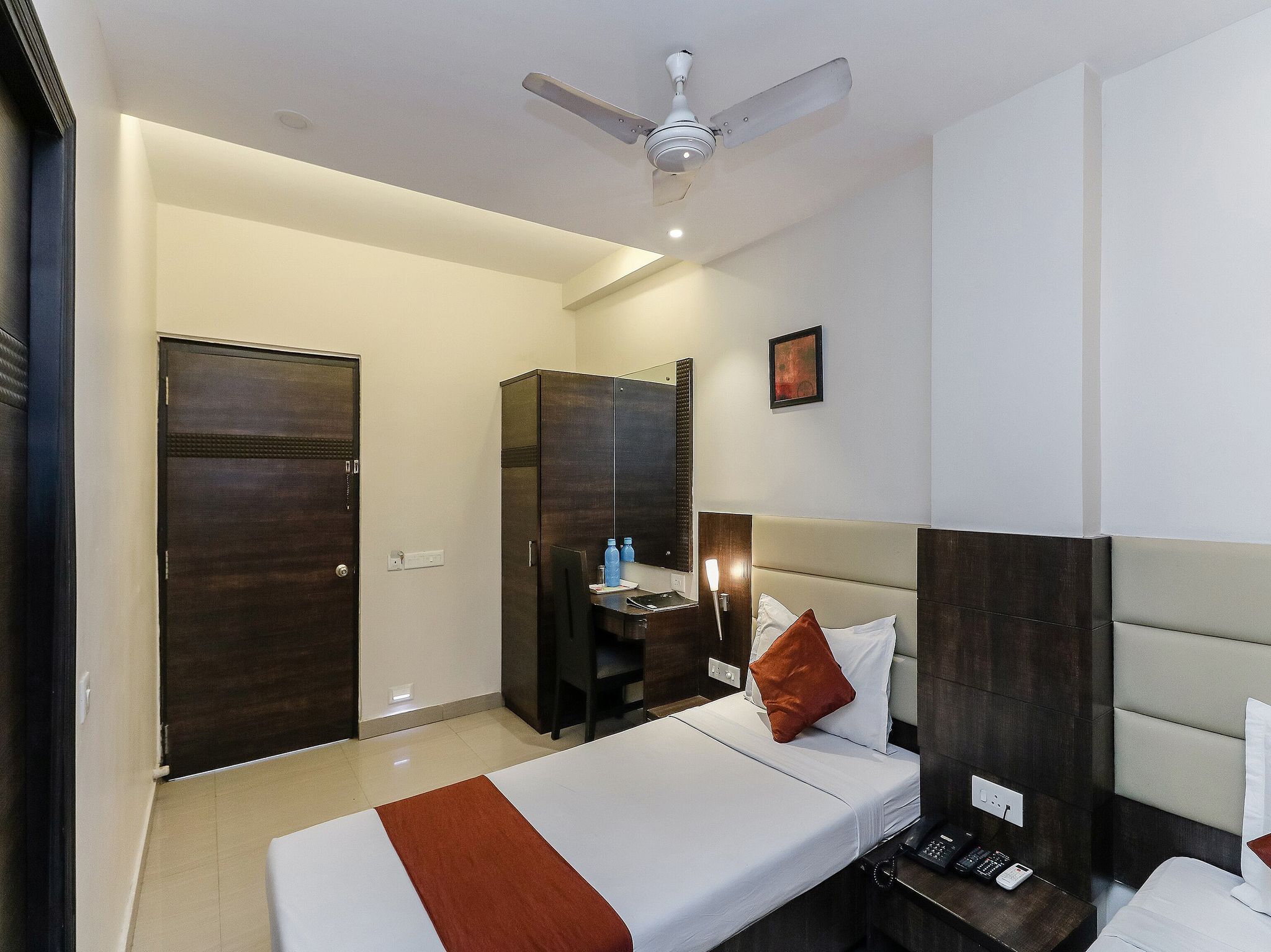 Hotel Crest Inn Deluxe room with Free Wifi 12