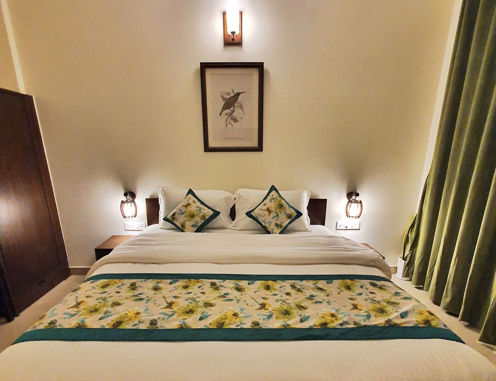 The Lake Hill - A Lake Side Hotel Deluxe Room with balcony 2