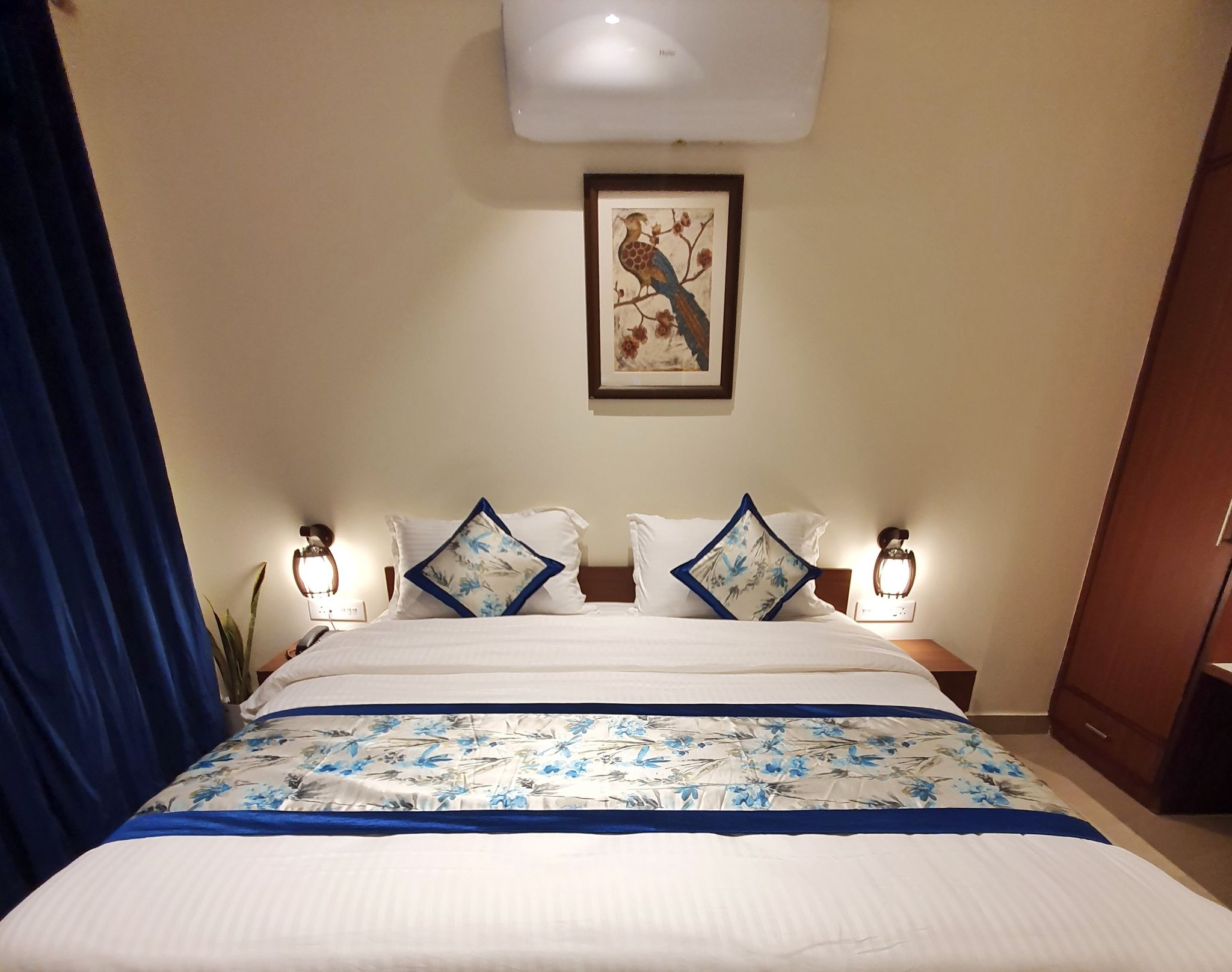 The Lake Hill - A Lake Side Hotel Deluxe Room with balcony 4
