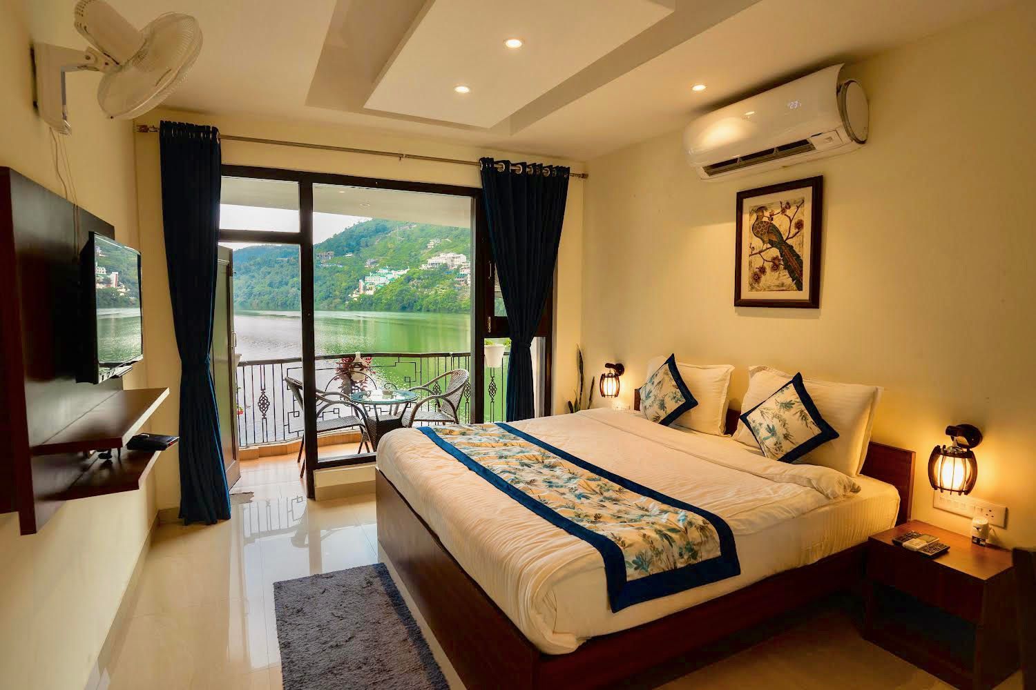 The Lake Hill - A Lake Side Hotel Deluxe Room with balcony 6