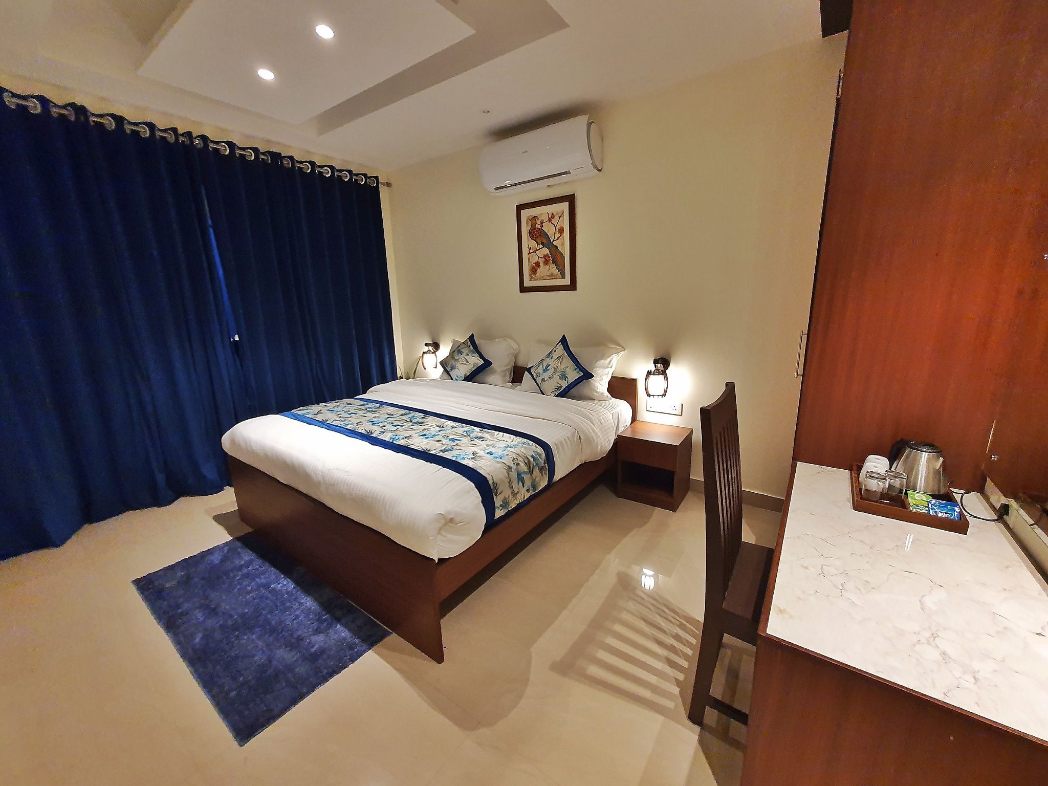 The Lake Hill - A Lake Side Hotel Deluxe Room with balcony 9
