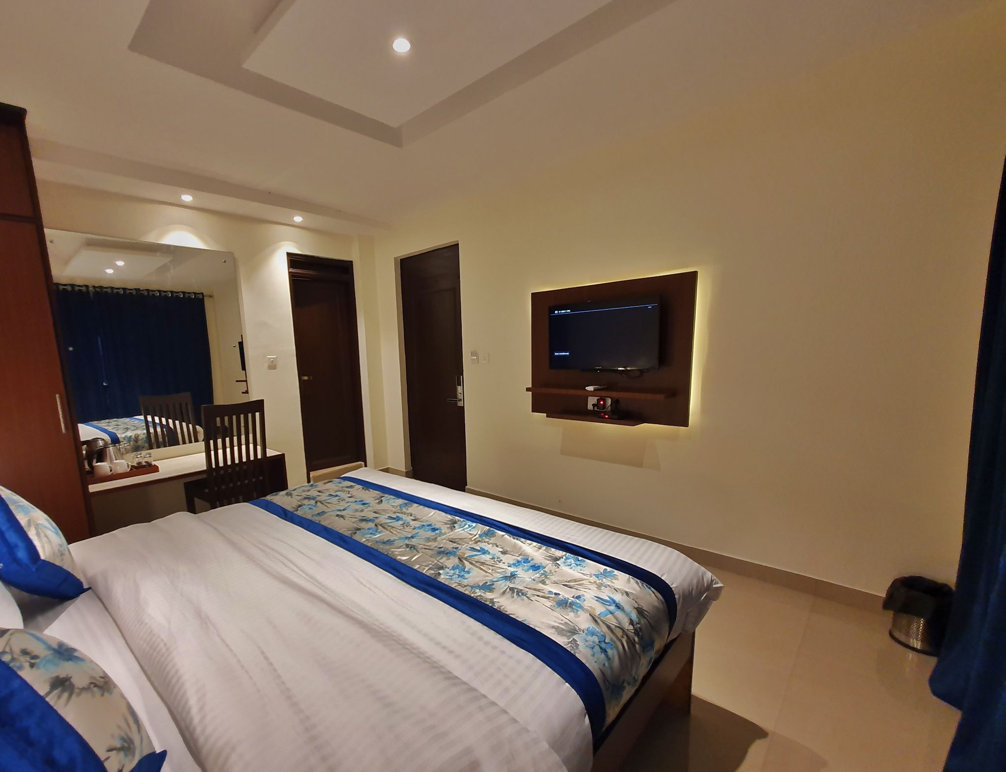 The Lake Hill - A Lake Side Hotel Deluxe Room with balcony 12