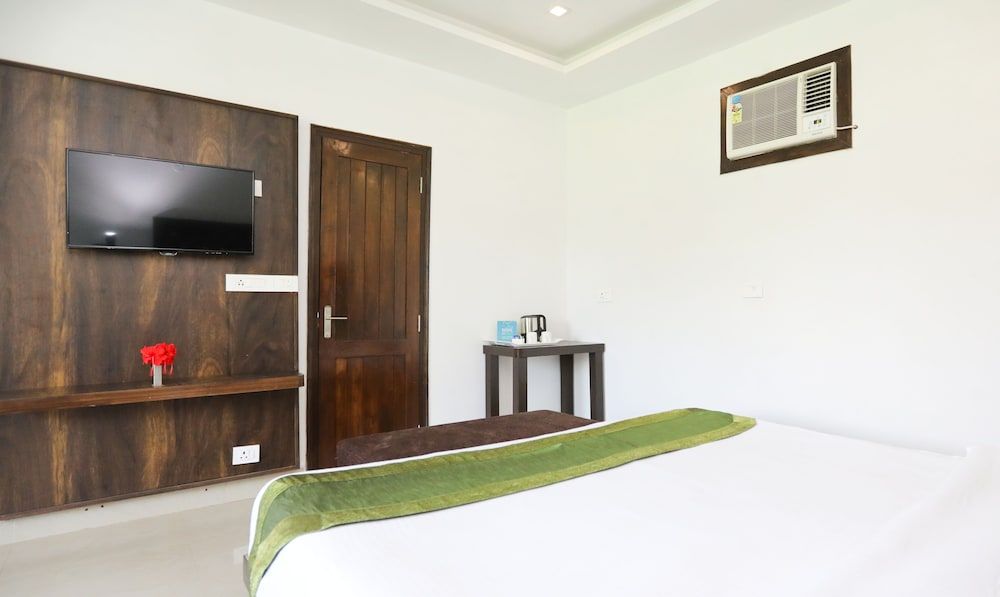 Treebo Tigers Pug Marks Deluxe Room 4