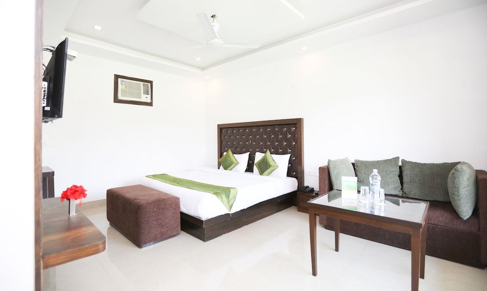 Treebo Tigers Pug Marks Deluxe Room 10