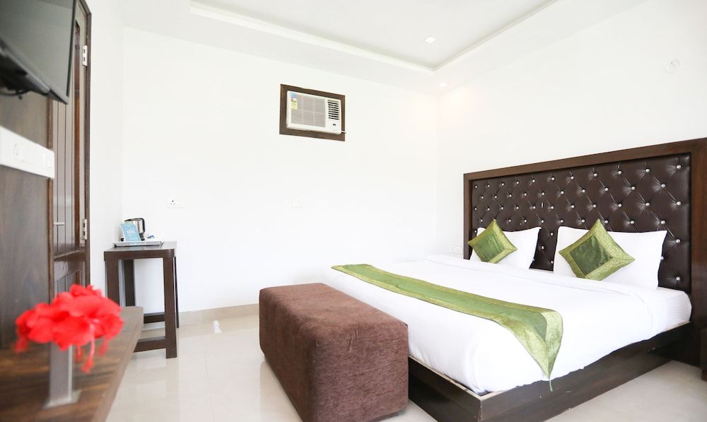 Treebo Tigers Pug Marks Deluxe Room