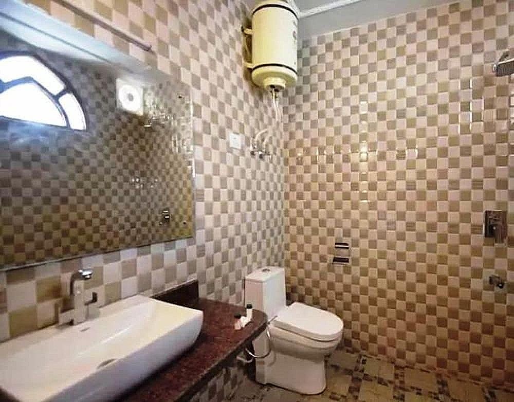 Hotel Crystal Deluxe Queen Bed 13