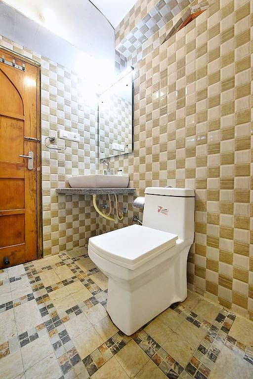 Hotel Crystal Deluxe Queen Bed 11