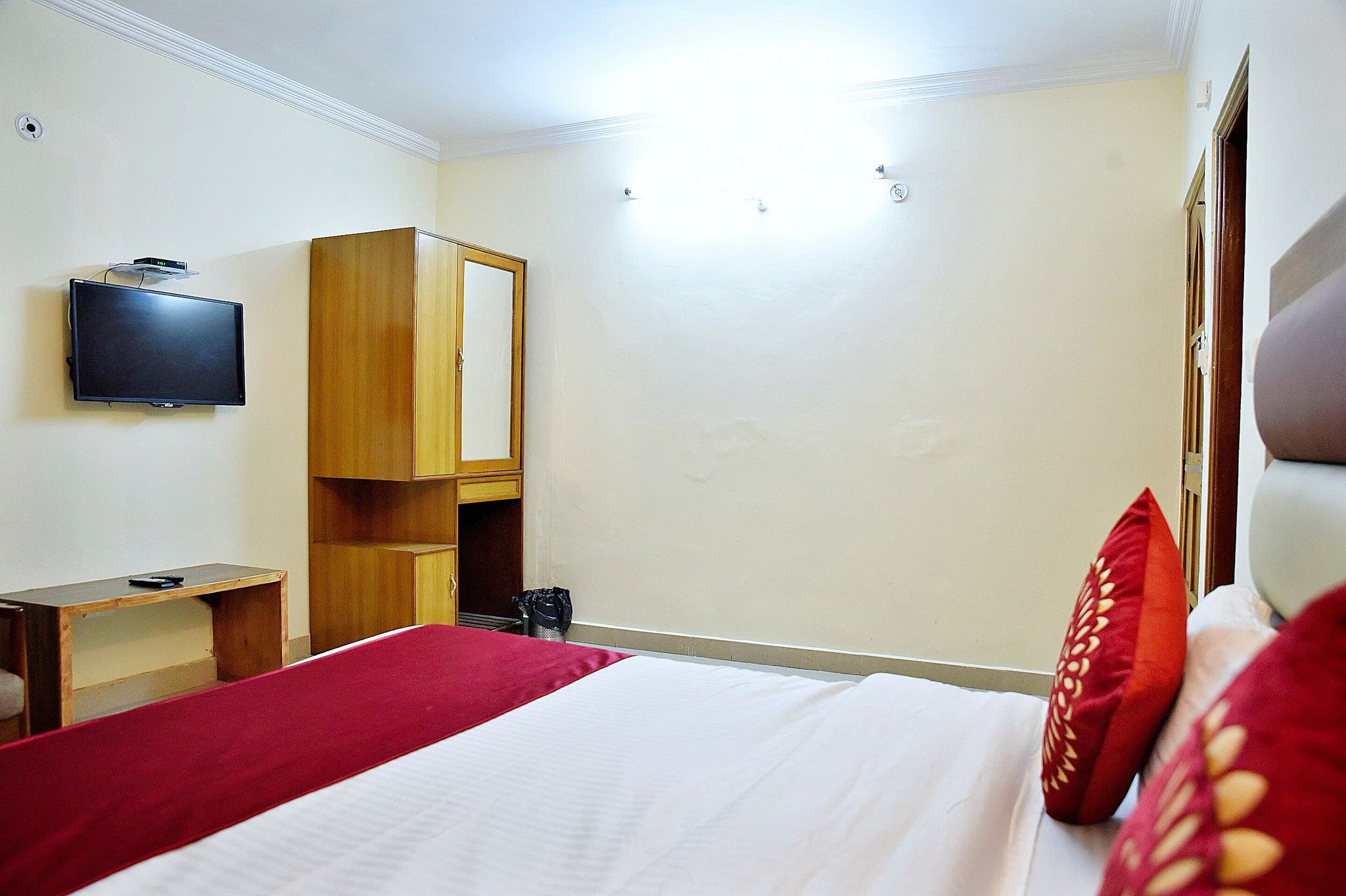 Hotel Crystal Deluxe Queen Bed 7